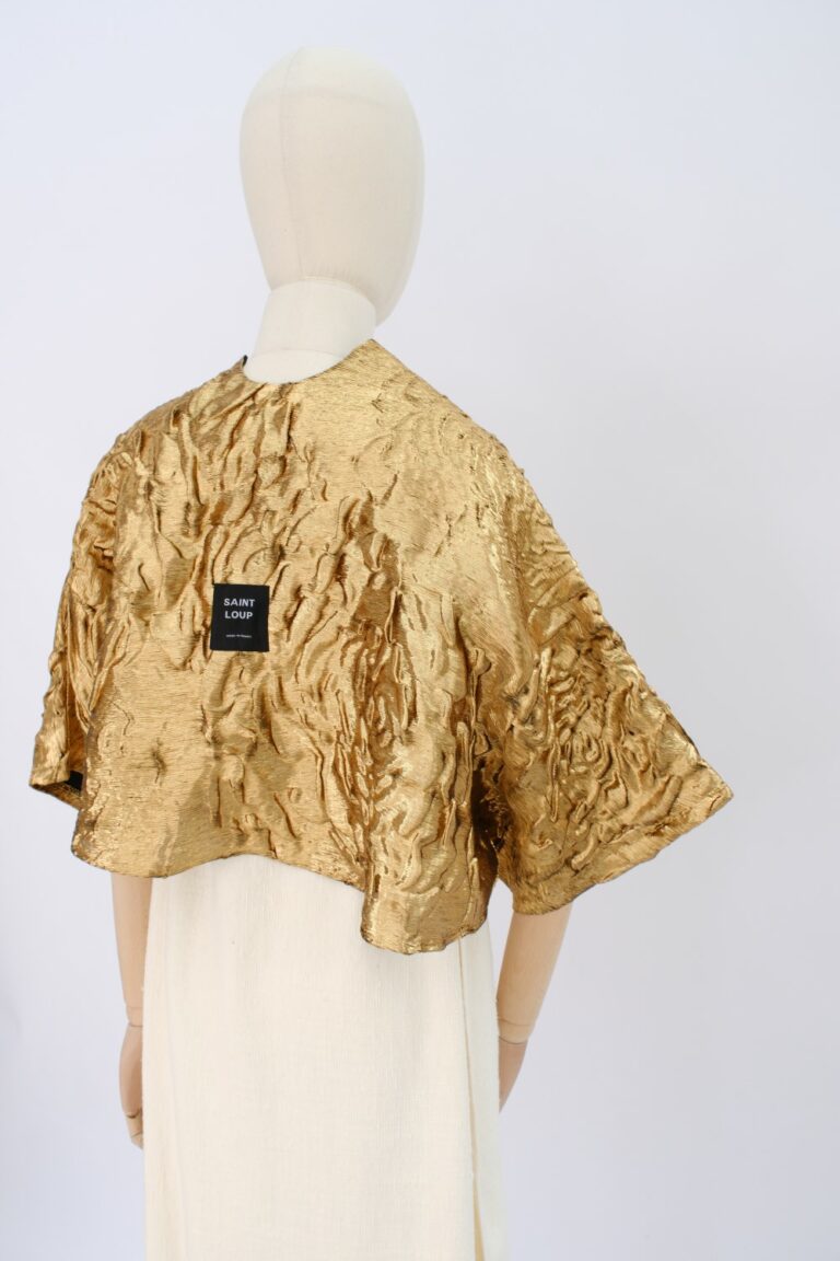 GILET COURT STRUCTURÉ EN TISSU DORÉ TEXTURÉ